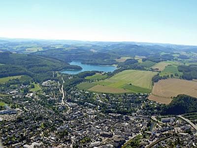 Blick SW, Zentrum, Hennesee, links Krankenhaus, Walburgakirche Mitte unten, rechts Hochbrücke P1360423_Meschede zentrum hennesee